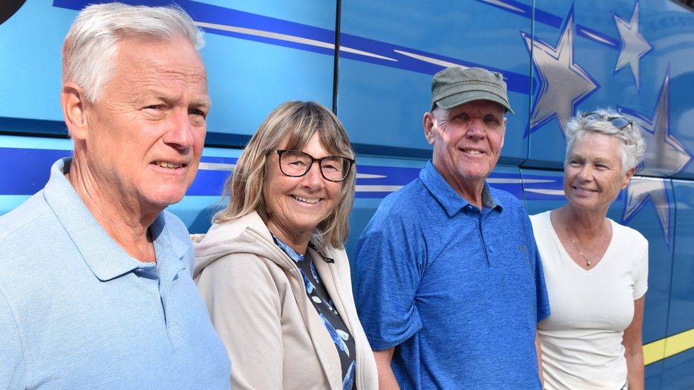 Peter och Anki Kristensson kliver på bussen tillsammans med Hans och Anne Petersson. Destinationen är Ekenäs slott och ett helt okänt teateräventyr. 