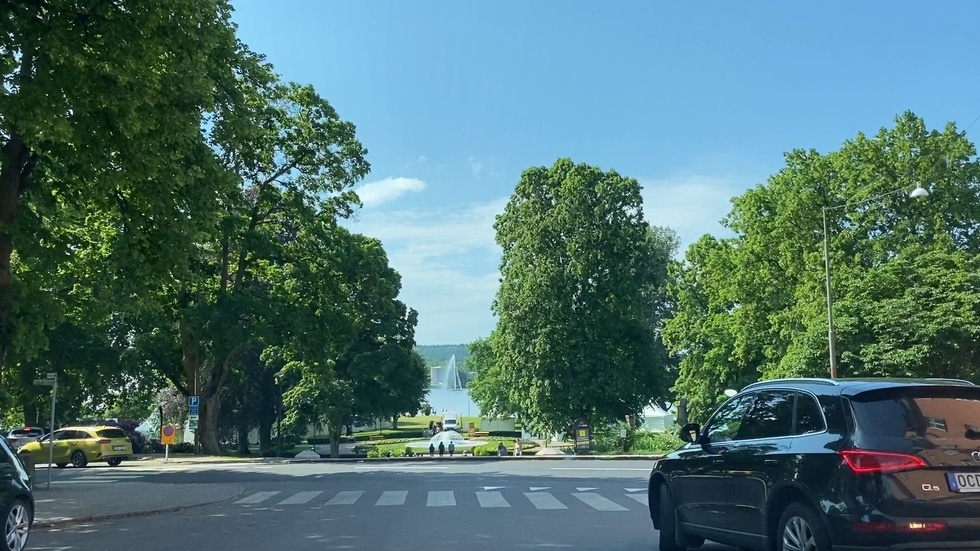 Flakens tur genom Motala centrum går bland annat förbi Stadsparken.