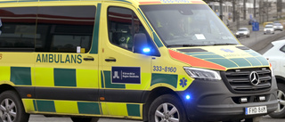 Ambulans voltade efter krock med A-traktor