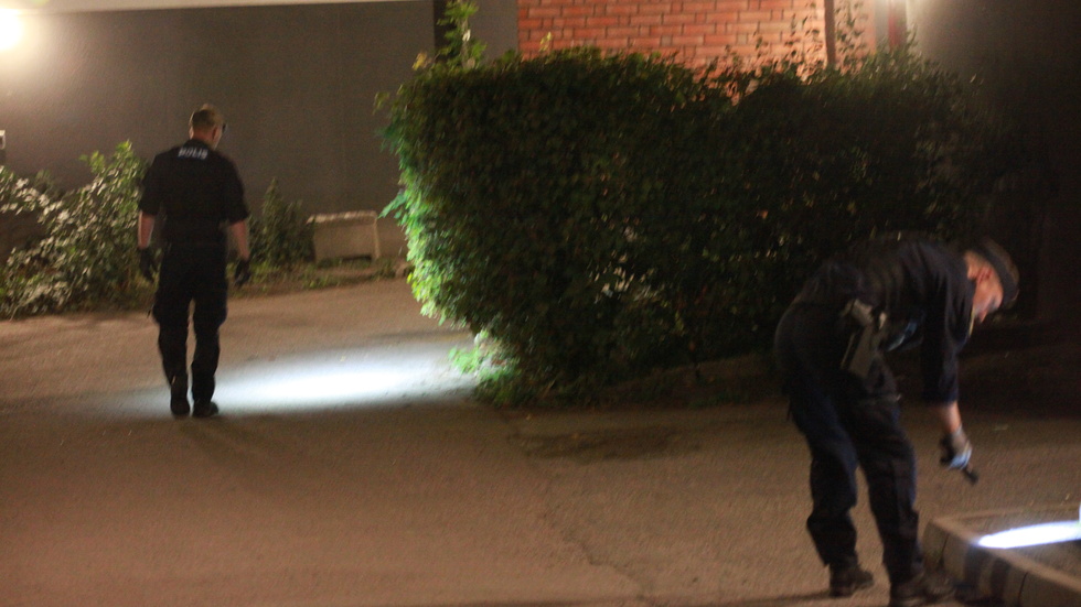 Skottlossning i Eskilstuna och Årby där en skadad person förts till sjukhus. 