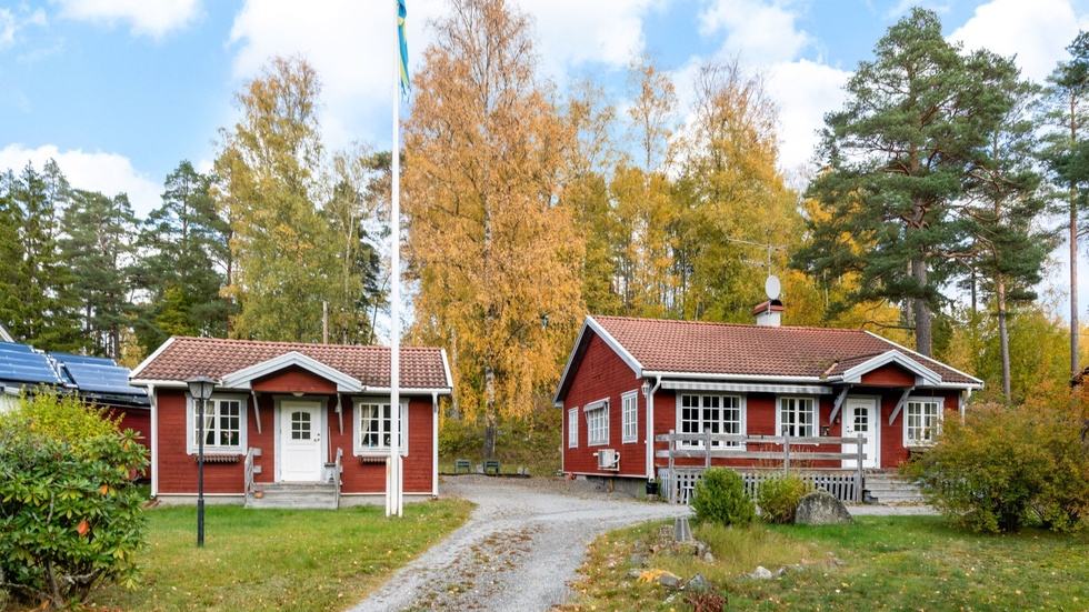 Det överlägset mest klickade huset hos Hemnet förra veckan var det här. Gästhuset som ingår i paketet finns till vänster.