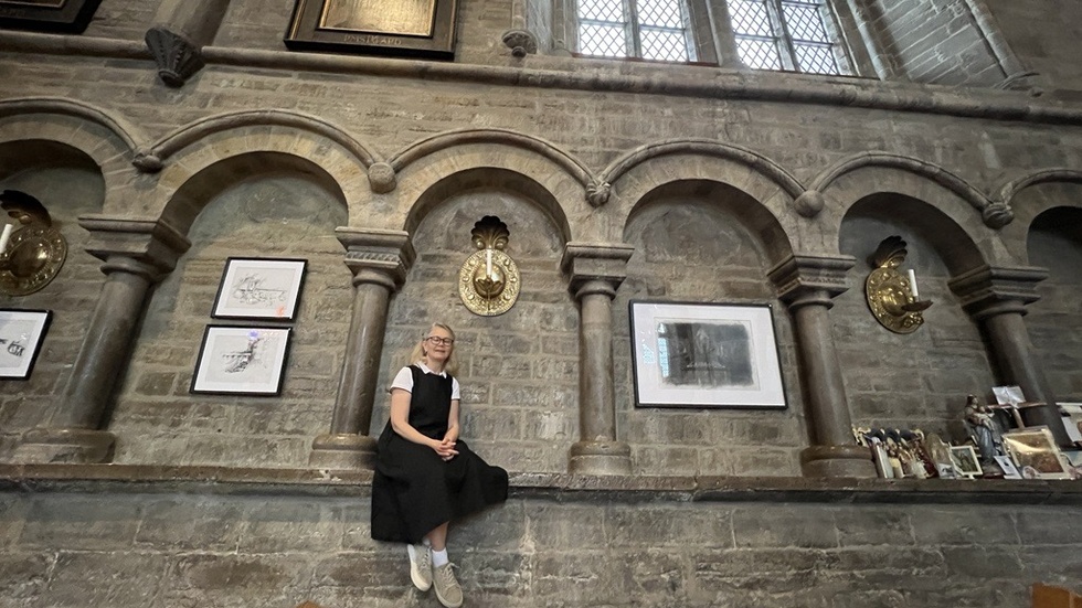 Det gamla klottret i Linköpings domkyrka fascinerar många. Så även stiftsantikvarie Eva Nyström Tagesson. Historiens vingslag är kännbara när hon visar runt bland katedralens alla minnesmärken.