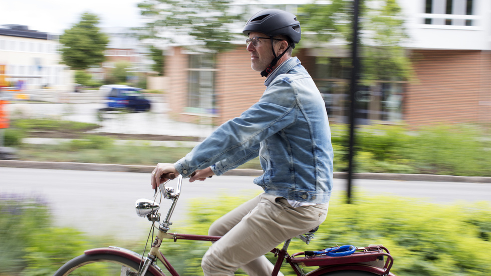 Fler bör uppmuntras till att ta cykeln till jobbet oftare likt Johnny Ljung, infrastrukturchef på Katrineholms kommun. 