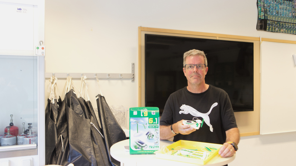 Från föreläsningssalar i Lund till NO-salen i Slite. Christer Wingren omskolade sig och trivs som fisken i vattnet i lärarrollen. 
