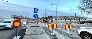 Här stoppas trafiken när slukhål i rondell ska lagas