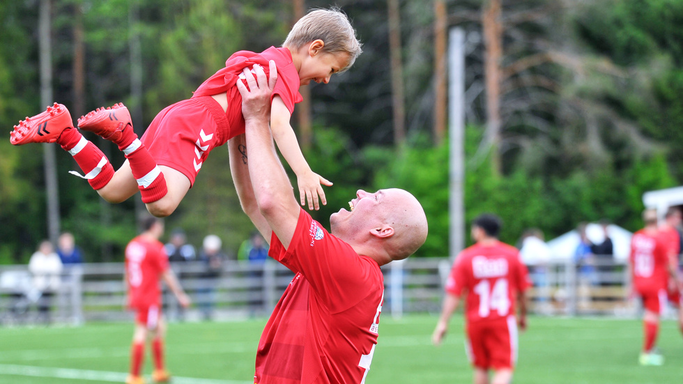 Ersnäshjälten, tvåmålsskytten Anders Kristoffersen Mannela, firade derbysegern med sin son.