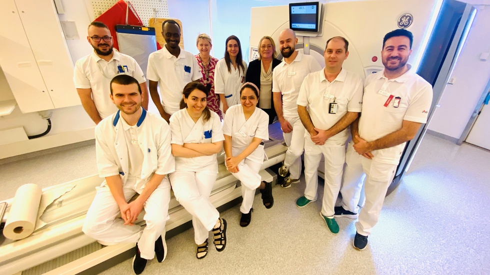 Radiologiska kliniken i Eskilstuna behöver inga tolkar. "De har oss personal", skrattar i bakre raden Gheorge-Corneliu Gîtan, Rumänien, Nazaire Baranyizigiye, Burundi, Dilek Karatas, Turkiet, Vladan Petric, Serbien, Vladica Miletic, Serbien, och Burak Tanriverdi, Turkiet, tillsammans med främre radens Milos Tomic, Serbien, Nazanin Bakhshizadeh, Iran och Fereshtes Mansouri, Iran. Samt enhetschef Helen Utsi och tf verksamhetschef Marie Denander.