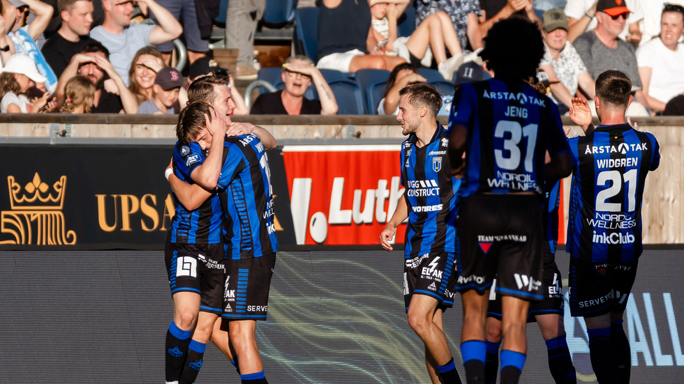 Sirius Adam Wikman kramas om efter sitt första allsvenska mål. Målet betydde 2-0 till hemmalaget Sirius, men Malmö FF skulle vända och vinna matchen.