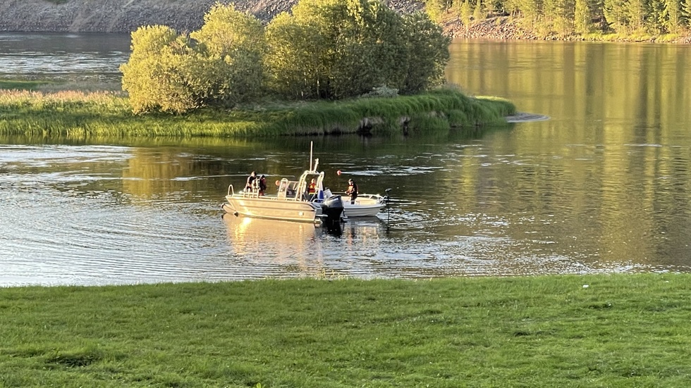 Ett stort sökuppbåd inleddes omedelbart efter försvinnandet och på kvällen hittades kropparna. Anhöriga är underrättade.