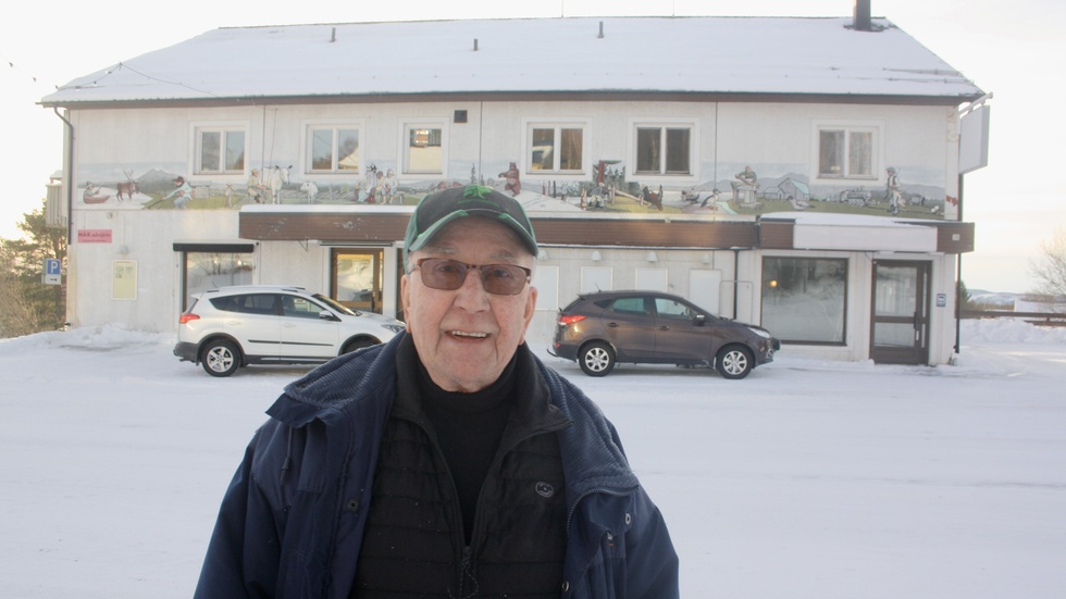 Bo Lundmark, Glommers Miljöenergi, framför det nyinköpta huset i Glommersträsk.