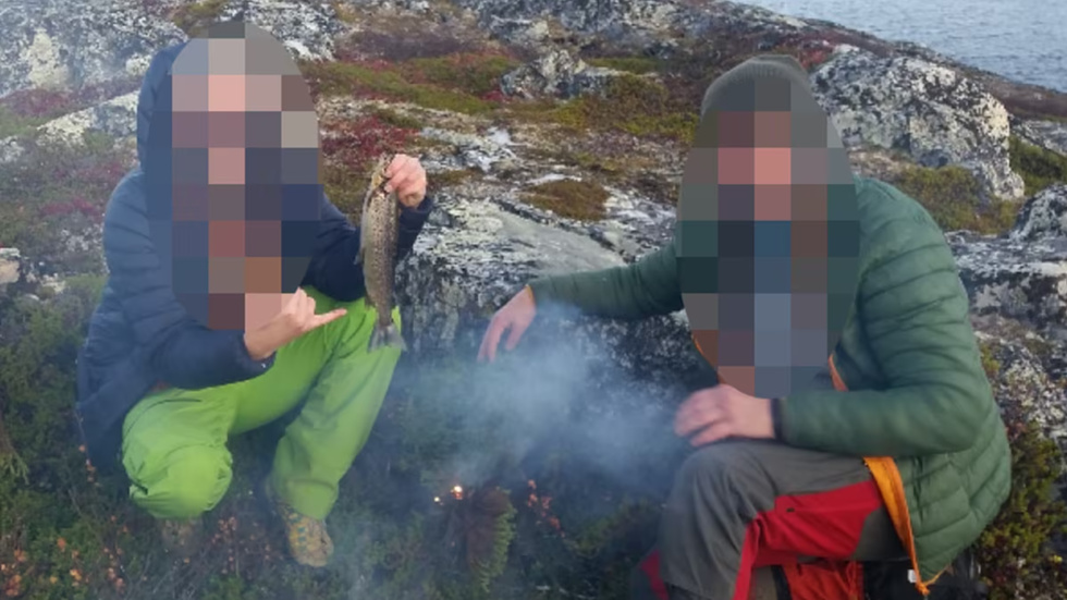 Männen fotade sig själva under smugglingsvandringarna. Nu har de dömts till flera år i fängelse.