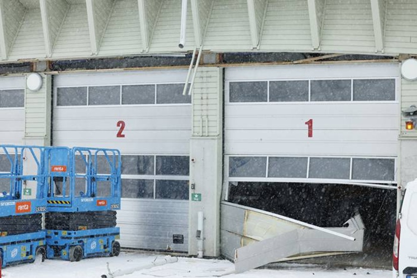 Taket på vagnhallen på brandstationen i Umeå har rasat in.