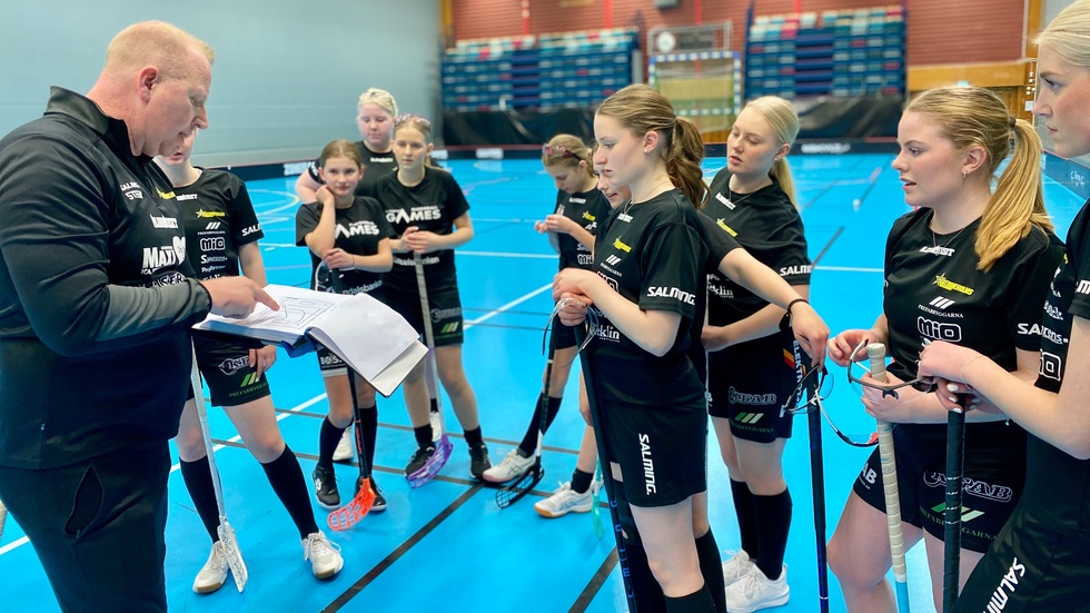 Katrineholm IBF, eller KIB som de oftast säger, ligger tvåa i sin serie. Fram till julupphållet var de obesegrade. Därefter har de andra lagen behövt plocka in äldre och mer rutinerade spelare för att stå emot tjejerna.