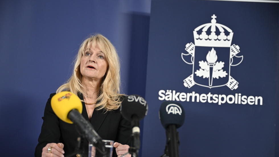 Skribenten skriver om diverse myndigheter som målar upp en dyster framtidsbild. På bilden; Säpo med säkerhetspolischef Charlotte von Essen håller pressträff.