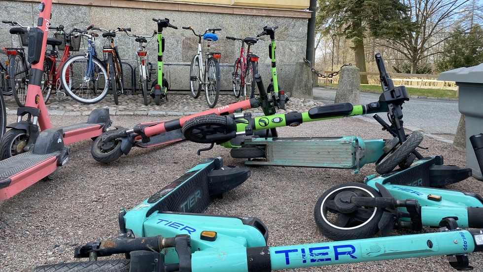 Elsparkcyklarna parkeras inte alltid som de ska. Men det är kundens ansvar, inte företagens, att parkera dem rätt.