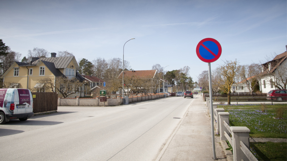 På Furulundsgatan i Visby har det införts parkeringsförbud. Bilden visar var förbudet övergår i motsatt färdriktning, cirka 200 meter från utfarten till Allégatan.