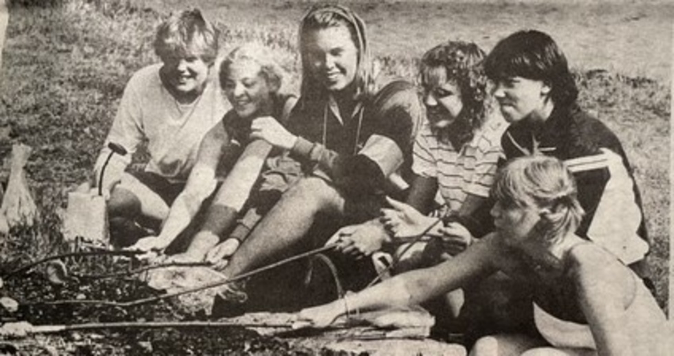 Vad vore en friluftsdag utan korvgrillning? Här sex en sextett från Strömbackaskolan fr. v. Ann Bergman, Anna Edholm, Maria Åhlund, Ann-Kristin Olofsson, Eva Lindberg och Helena Engdahl.