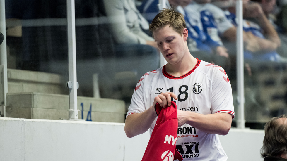 Melker Norrman fick ett slag mot huvudet i fredags och nu är det oklart när han kan spela handboll igen.
