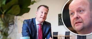 Han vill ställa ministern till svars