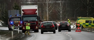 Lastbil och personbil kolliderade