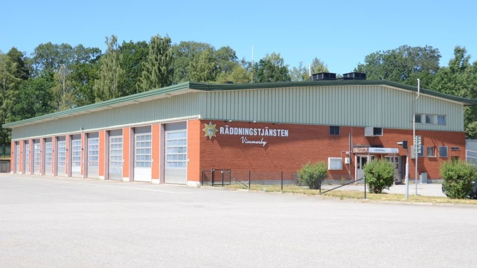 På brandstationen i Vimmerby oroas man efter den senaste tidens stora skogsbränder i grannkommunerna. Bemanningen är samtidigt lägre än normalt.
