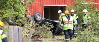 Bilkrasch genom staket och mot huset