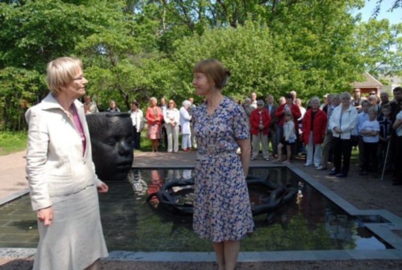 Karin Nyman tycker att skulptör Berit Lindfeldt gjort en fantastisk skultptur till minne av Astrid Lindgrens gärning. Foto: Janne Strömsten