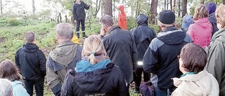 Spännande guidning av historiskt gravfält