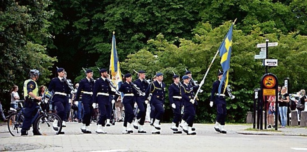 Nationaldagsparaden avgick från Borggården tillsammans med Skolmusikkåren och fanbärare.