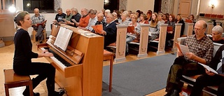 En kyrka full med körsångare