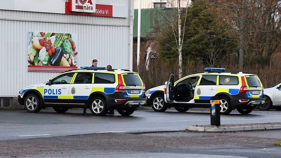 Under senhösten 2017 var polisen frekvent närvarande i Södra Vi, utlarmade på flera våldsbrott. I går lämnades åtal in på två av dessa. En 40-åring från Storebro och en 29-åring från Vimmerby misstänks för en rad grova brott. Foto: Bertil Andersson