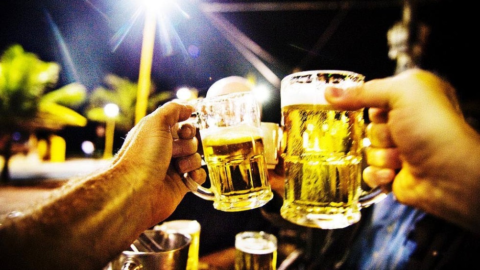 En happy hour med bara alkohol är inte tillåtet. Det måste finnas mat och alkoholfria alternativ för att det ska vara okej.
