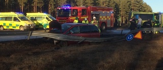 Bil körde rakt genom rondell och in i räcke - flera till sjukhus