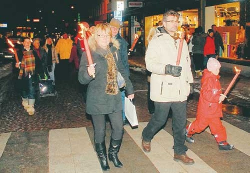 Fackeltåget från Näs börjar närma sig slutstationen på torget. Ett par hundra deltog i hyllningen till Astrid Lindgren.