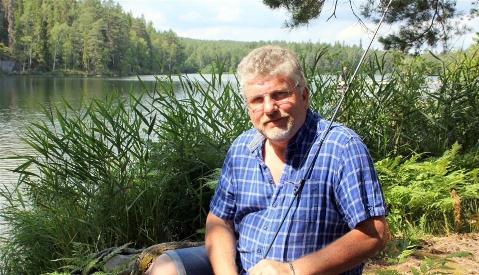 Peter Fjällgård beger sig gärna till Försjön för att fiska och bara koppla av. Platsen är ett riktigt "smultronställe", enligt Peter. Foto: Lena Dahlberg