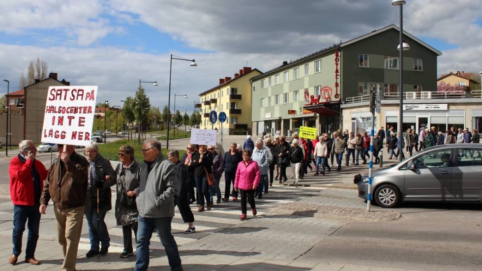 Pensionärer i Motla protesterade i måndags mot nedläggningen av hälsocentret.