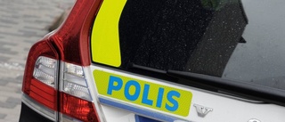 En person hittad död vid bilbrand