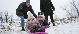 Ännu höst – men äntligen snö i pulkabacken