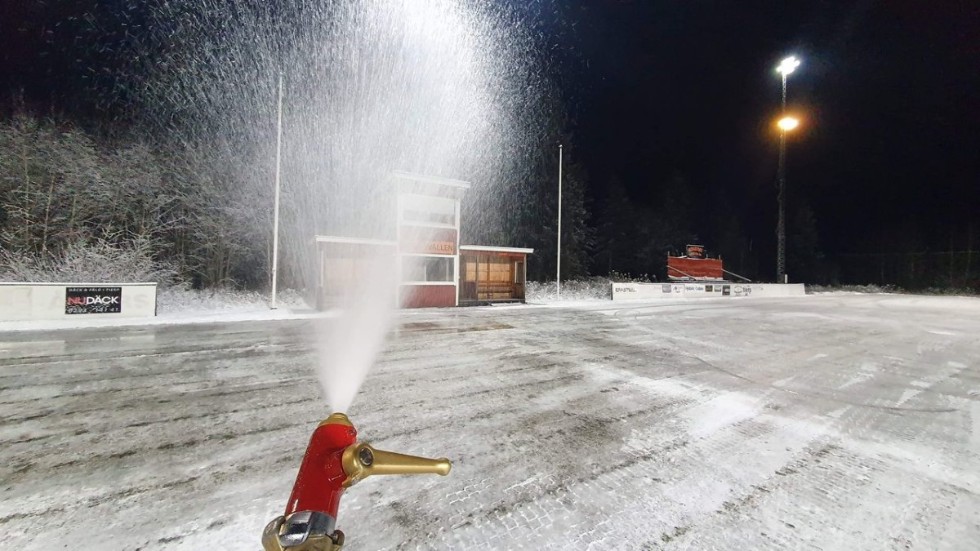 Den senaste veckan har spolningen av is pågått för fullt på Bruksvallen i Söderfors.