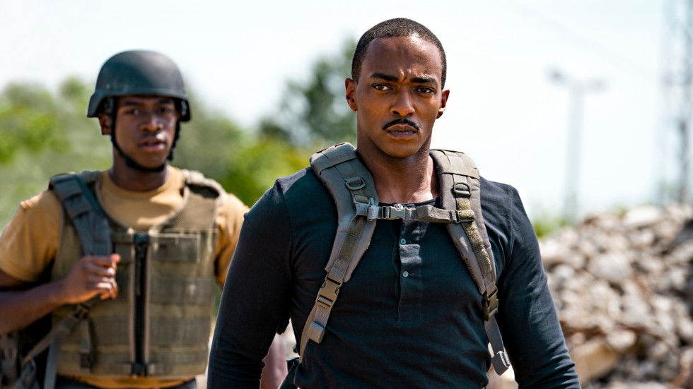 Harp (Damson Idris) får följa med roboten Leo (Anthony Mackie) bakom fiendens linjer i "Outside the wire".
