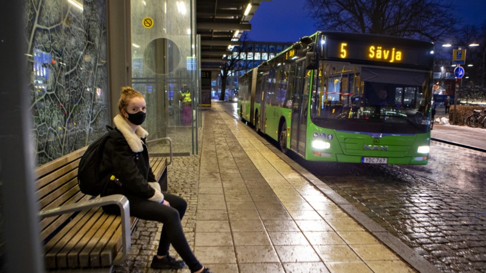 Åsa Göransson tycker att det var bra att Sverige nu införde rekommendationer om munskydd i kollektivtrafiken i rusningstid.