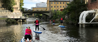 De paddlade SUP inne i centrala Norrköping