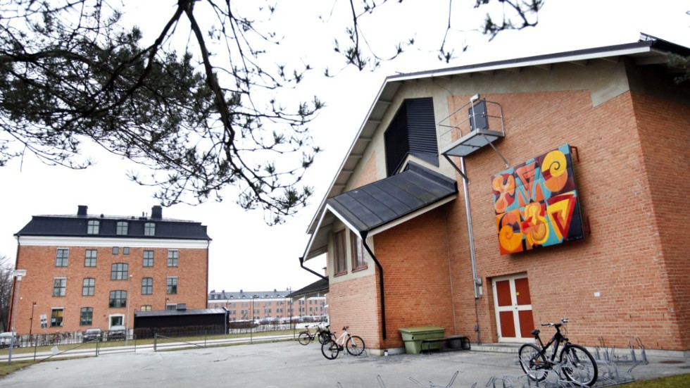 Pysslingen AB får drygt 750 000 kronor i kompensation av Region Gotland för verksamheten vid Atheneskolan. När regionen ger den egna verksamheten tillskott ska även den privata verksamheten få extra bidrag.