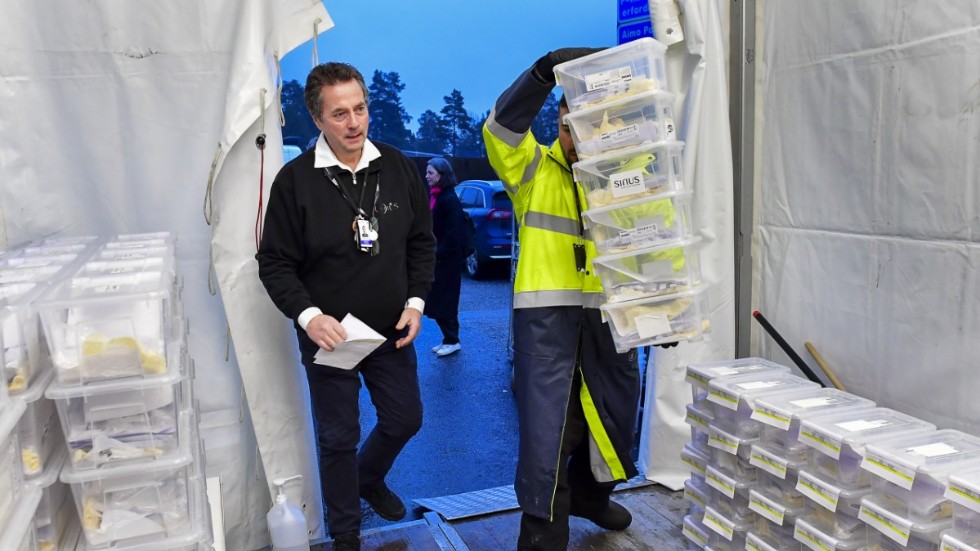 Taxi Stockholm har sedan juni byggt en upp organisation för transporter av covidtest. Logistiksamordnaren Mikael Kaalen säger att bolaget nu har kapacitet att leverera 8|000 tester per dag.