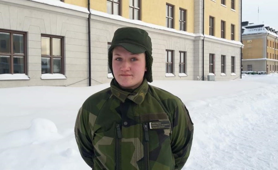 "Jag tycker det ska vara en självklarhet för alla kvinnor som gör värnplikten. Det känns som att man är mer välkommen som kvinna", säger Ida Westberg vid I 19 i Boden om gratis mensskydd.