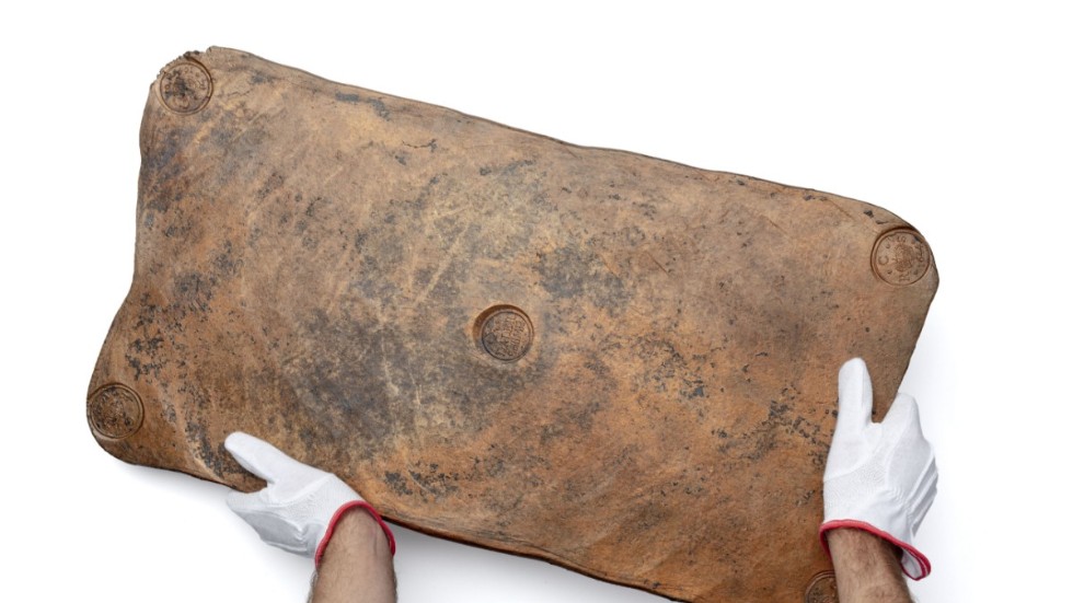 Plåtmynten väger 20 kilo styck och är några av objekten på Ekonomiska museet. Pressbild.