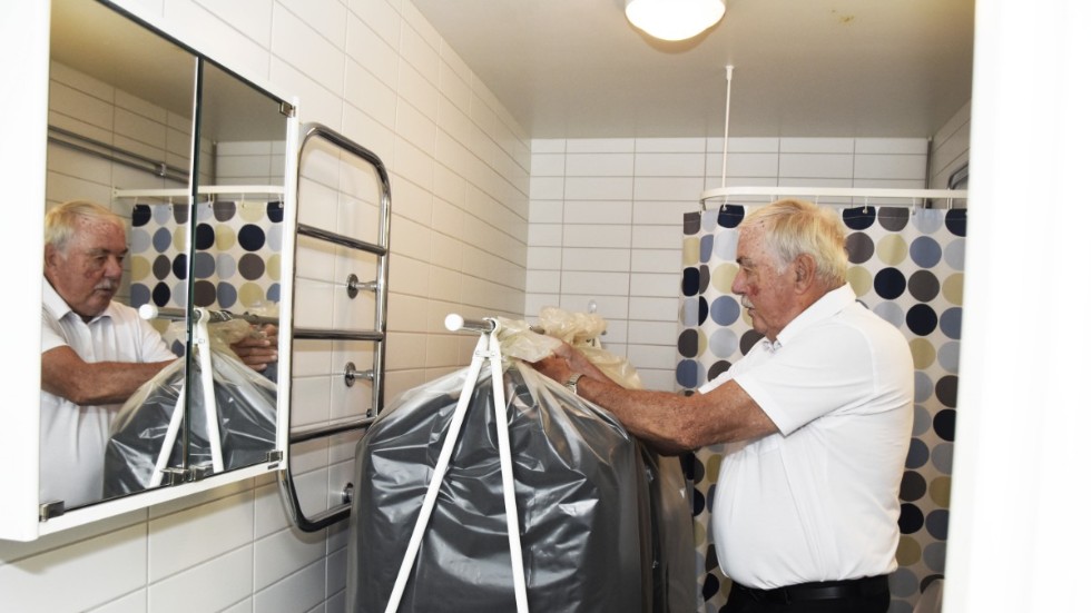 Först skulle allt i tyg tvättas i minst 60 grader, sedan skulle det förvaras i förslutna plastpåsar. "Det jag har uppackat är det jag går och står i samt ett par ombyten", berättar Hans Modin som upplever en oerhörd begränsning i livet på grund av lusproblematiken i huset..