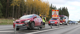 Bil körde in i mitträcket – vägen stängdes av