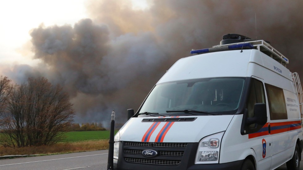 Ett av de ryska civilförsvarsmyndigheternas fordon vid branden i Rjazanområdet.