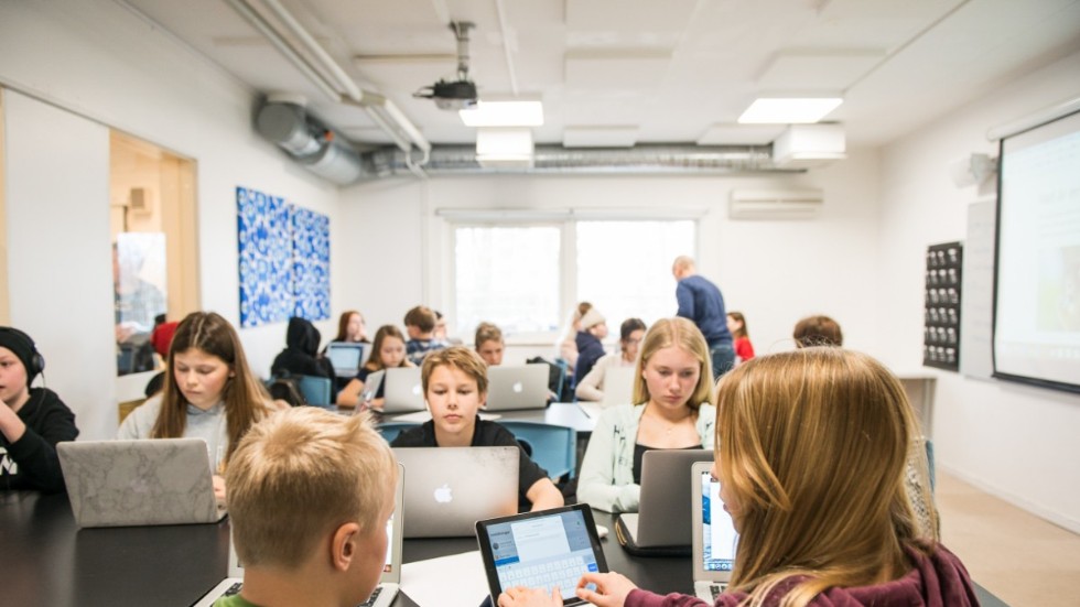 Att elever inte når målen i alla ämnen betyder inte att de inte har mött lärare som stimulerat, utmanat och stöttat dem, skriver skolchefen i ett svar till Unga Strängnäspartister.